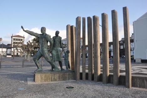 פסל לזכר המהגרים בפונטה דלגדה פרי עבודתו של הפסל המקומי  Álvaro Raposo de França