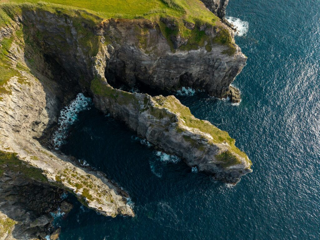 צוקים על חופי האוקיינוס באיים האזוריים