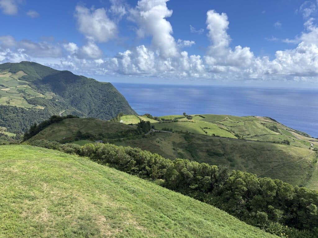 גבעות ירוקות שגולשות לאוקיינוס