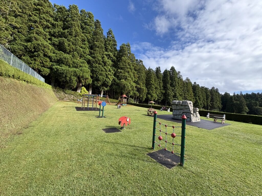 גן משחקים באיים האזוריים