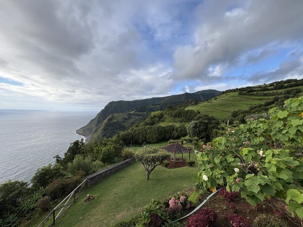 נקודת תצפית (Miradouro) עם פינת פיקניק ומדשאות מעל האוקיינוס